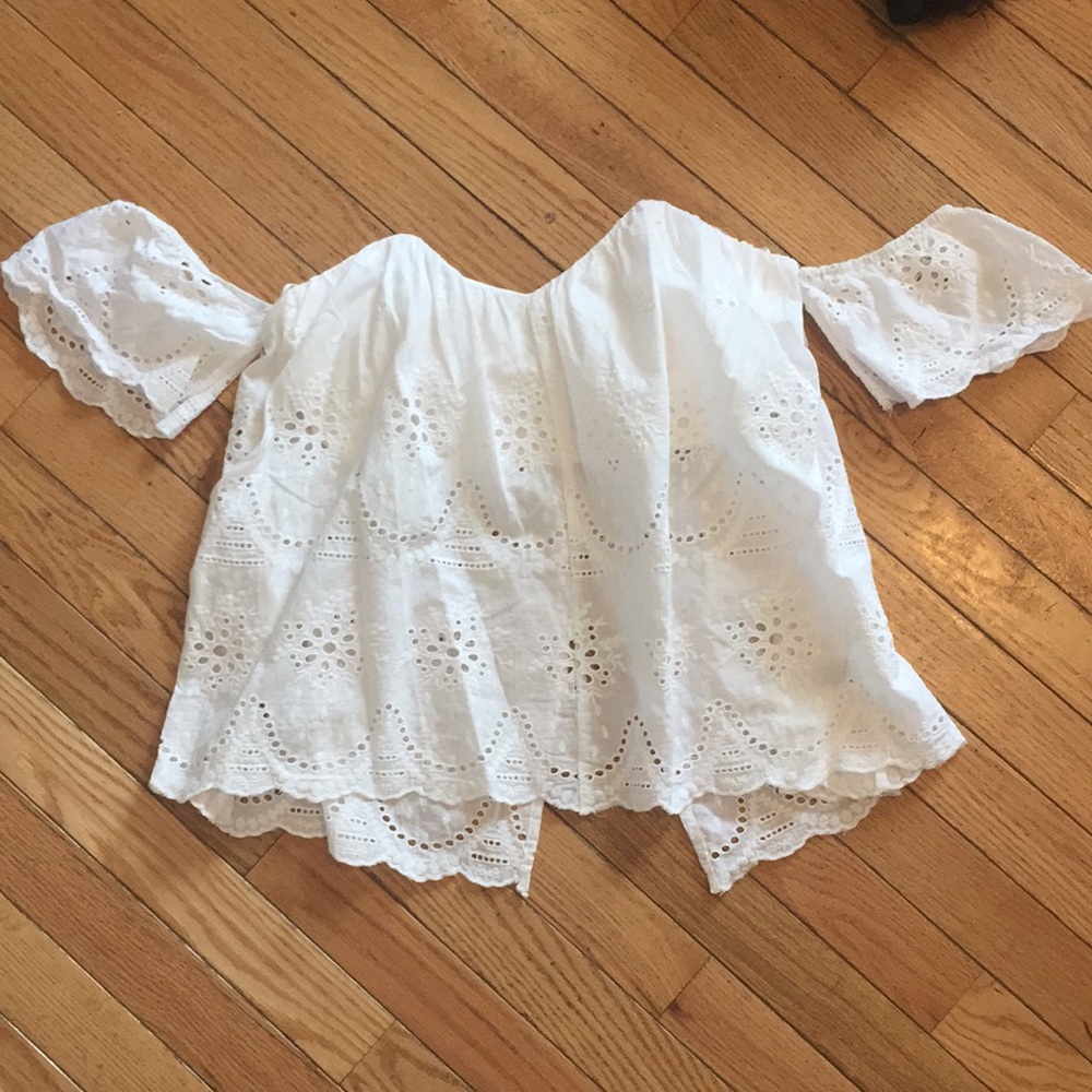 White eyelid Flutter sleeve top!